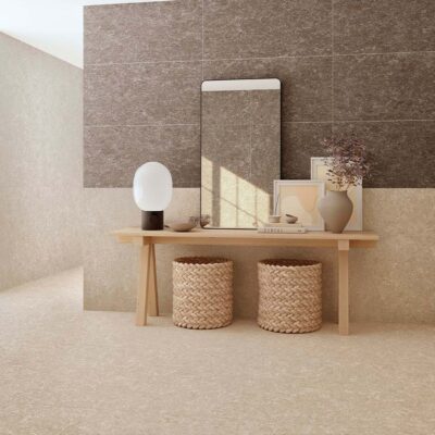 Pared interior revestida con azulejos Verity Natural, que aportan la cálida textura de la piedra natural en tonos tierra.