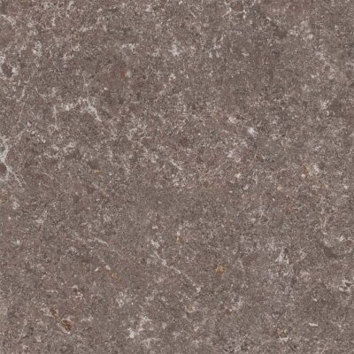 Pared de un salón rústico revestida con azulejos Verity Natural, que aportan una cálida textura de efecto piedra en tonos naturales.