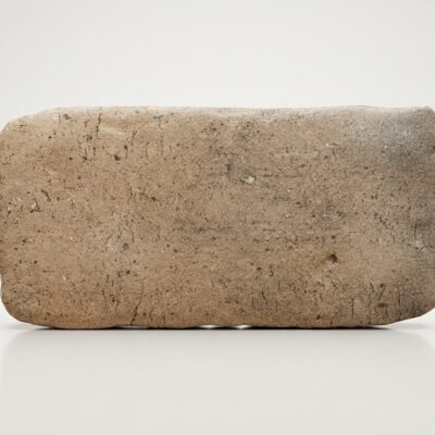 Azulejo rectangular imitación piedra Benissa con textura rústica. Tono tierra natural.