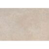 Foto de producto de un azulejo rectangular Feroe Greige, que muestra una sutil textura de imitación de piedra en un tono neutro que combina gris y beige.