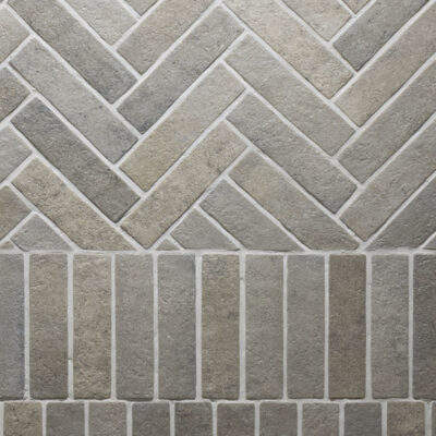 azulejo porcelánico rectangular imitación piedra en tono taupe con superficie de textura mineral rústica