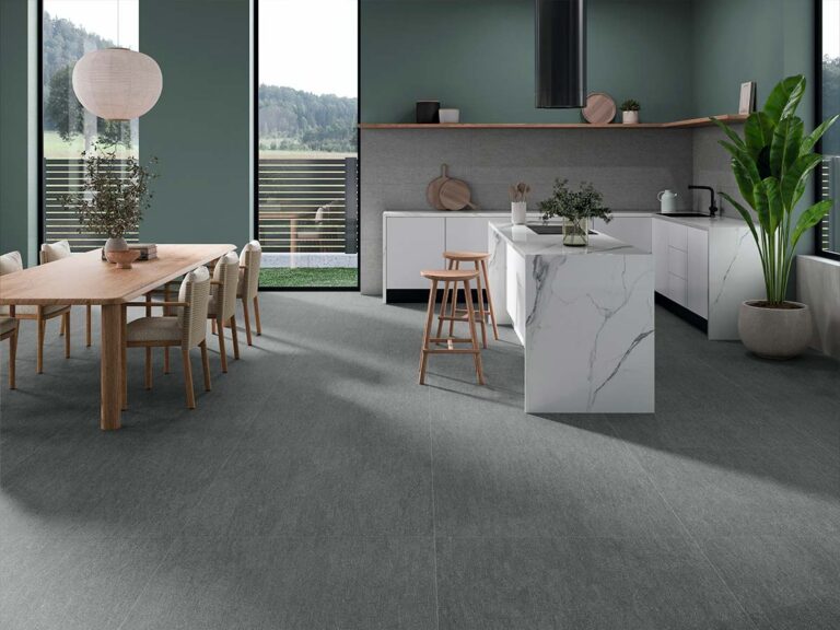 Revestimiento de pared con azulejo porcelánico Dama Graphite, mostrando su textura de efecto piedra y su intenso color gris grafito.