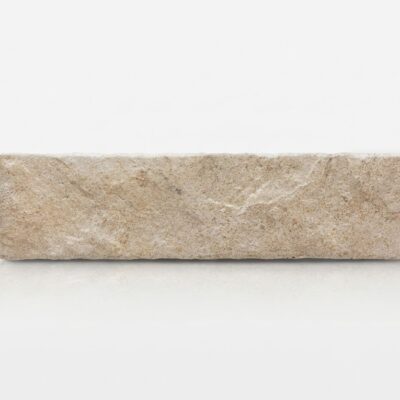 Azulejo porcelánico imitación piedra country bone. Suelo porcelánico beige con textura rugosa.