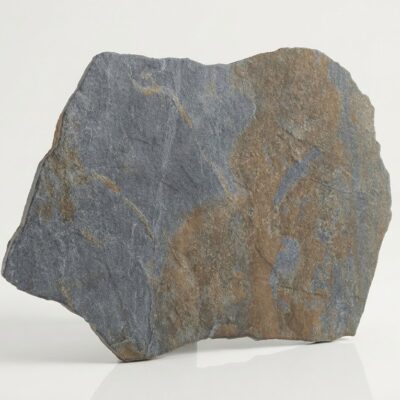 Azulejo porcelánico pizarra con textura rugosa y tonos grises y marrones.