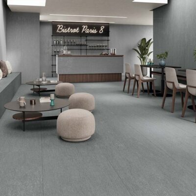 Revestimiento de pared interior con azulejo porcelánico Dama Grey, creando una superficie moderna y elegante en tonos grises.