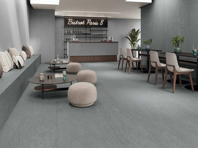 Revestimiento de pared interior con azulejo porcelánico Dama Grey, creando una superficie moderna y elegante en tonos grises.