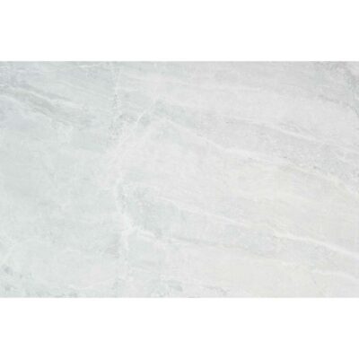 Primer plano de un azulejo porcelánico rectangular Sublime White, que muestra un elegante efecto marmolado con vetas grises y blancas difuminadas.