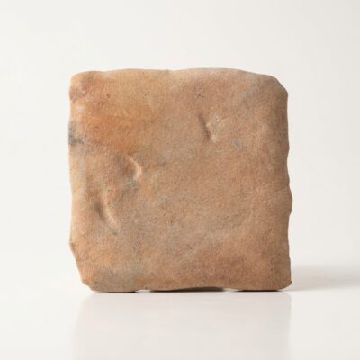 Azulejo porcelánico rústico color teja con superficie irregular