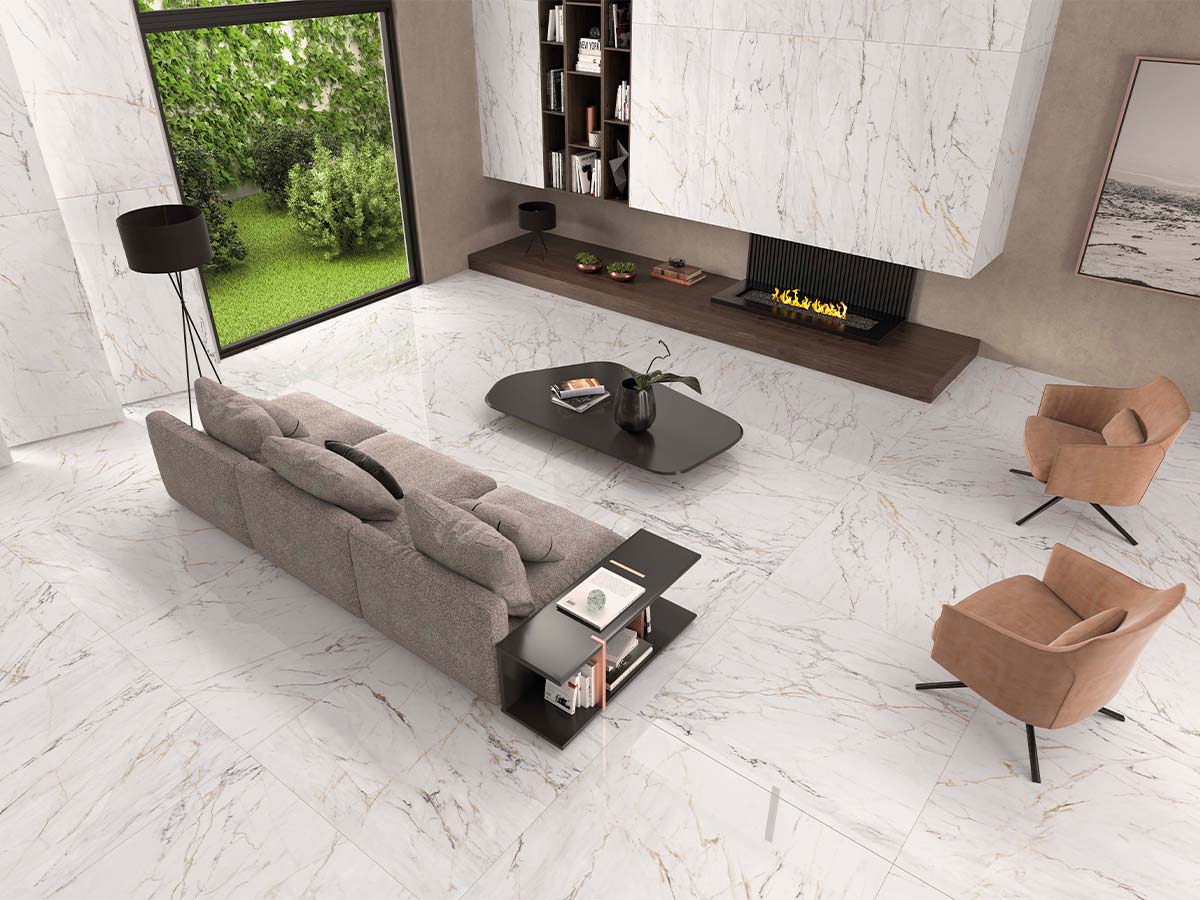 Ambiente de baño de lujo con paredes y suelo revestidos de porcelánico Nais, imitación mármol blanco luminoso