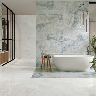 Baño moderno con pavimento y revestimiento a juego del porcelánico Scarlet Soft White efecto mármol.