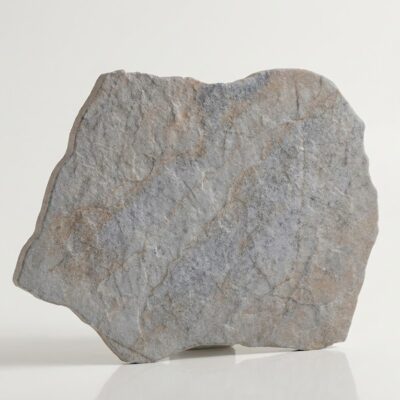 Baldosa porcelánica rústica gris con superficie texturizada y vet