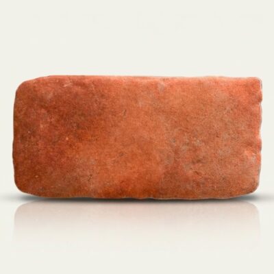 Baldosa cerámica cotto de color rojizo con textura rústica y bordes redondeados.