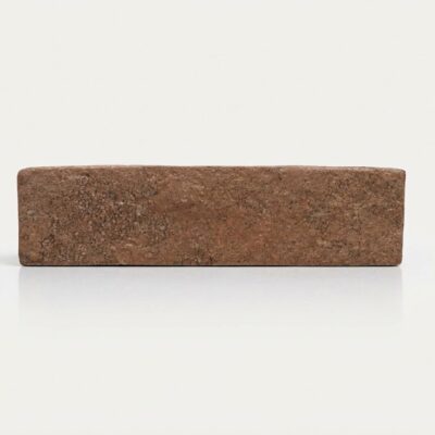 Esta baldosa porcelánica rectangular presenta un color marrón rojizo y textura rugosa.