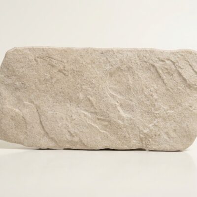 Baldosa cerámica porcelánica efecto piedra country bone con superficie rugosa.