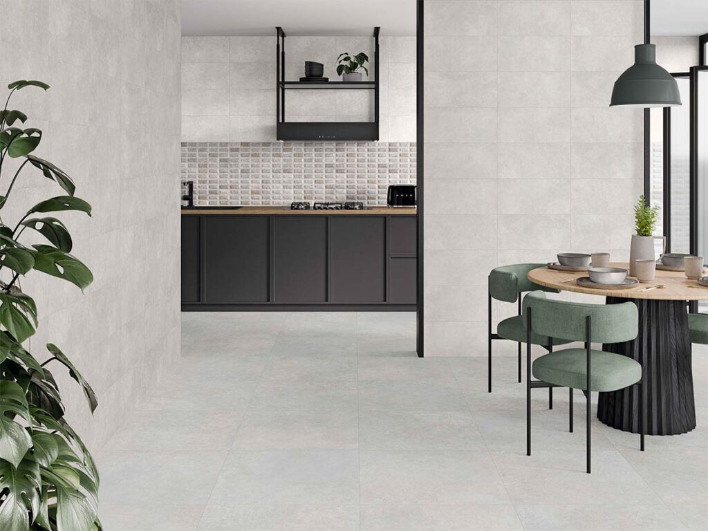 Baldosa cerámica para interior, modelo Feroe Pearl, en un suave tono perla, ideal para suelos o paredes de estancias luminosas.