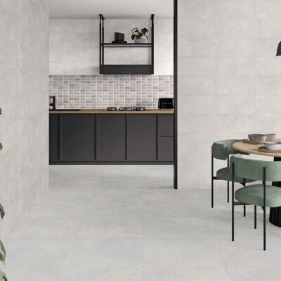 Baldosa cerámica para interior, modelo Feroe Pearl, en un suave tono perla, ideal para suelos o paredes de estancias luminosas.