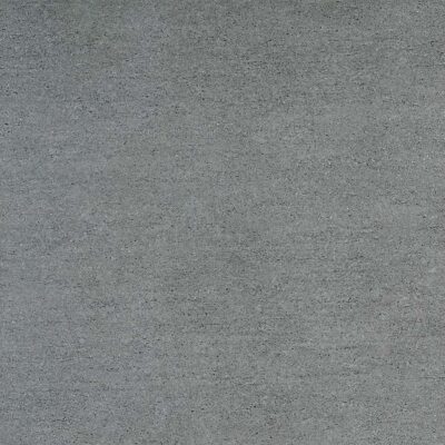 Primer plano de una baldosa porcelánica, modelo Dama Graphite, mostrando su intenso color gris oscuro, similar al grafito.