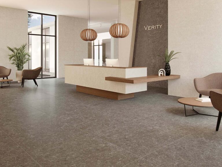 Suelo de interior pavimentado con baldosas porcelánicas Verity Natural, que recrean el aspecto de la piedra natural en tonos tierra.