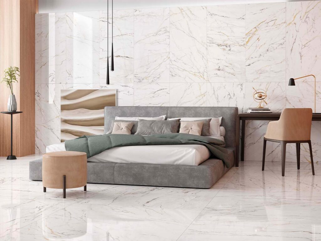 Suelo de salón moderno con pavimento porcelánico Nais White de efecto mármol pulido.