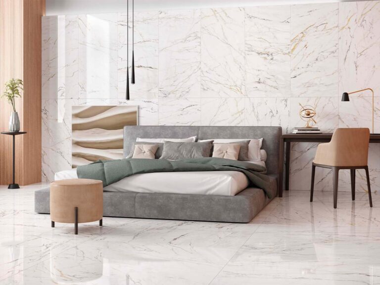 Suelo de salón moderno con pavimento porcelánico Nais White de efecto mármol pulido.