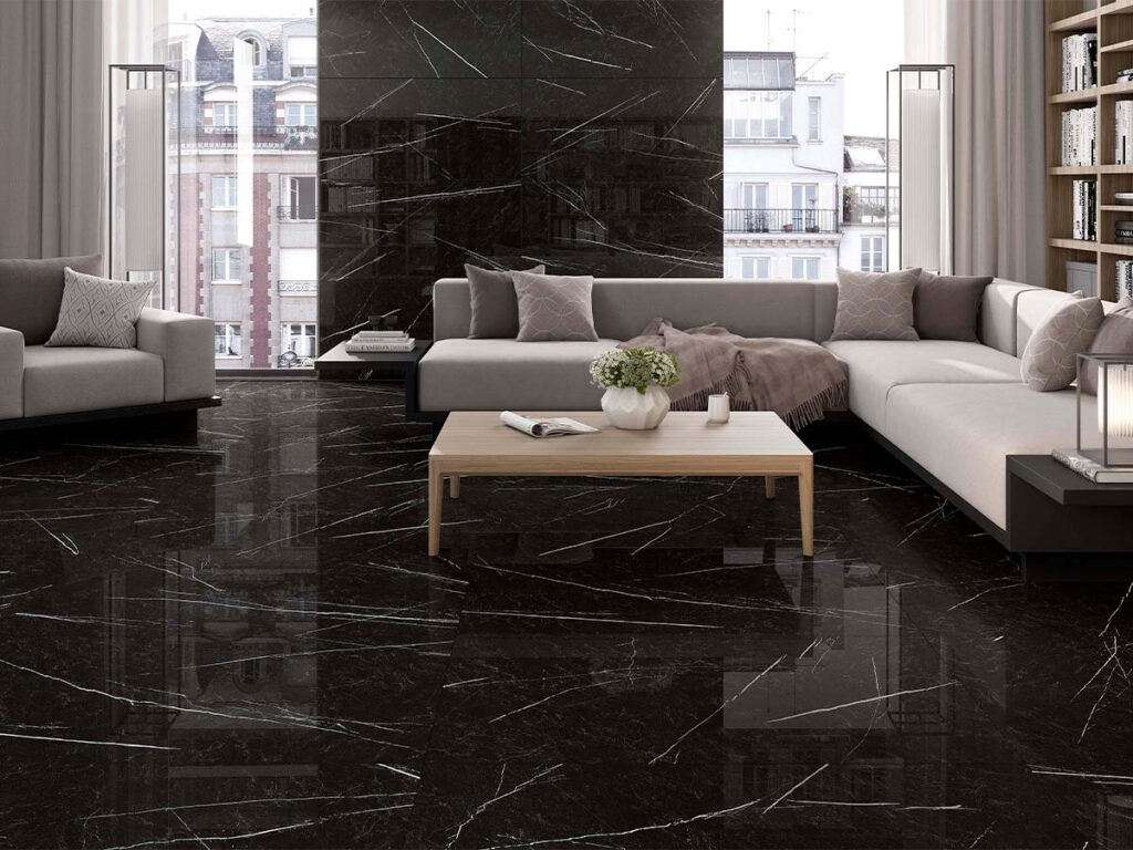 Suelo y pared de baño con baldosas porcelánicas Jewels Black de imitación mármol negro.