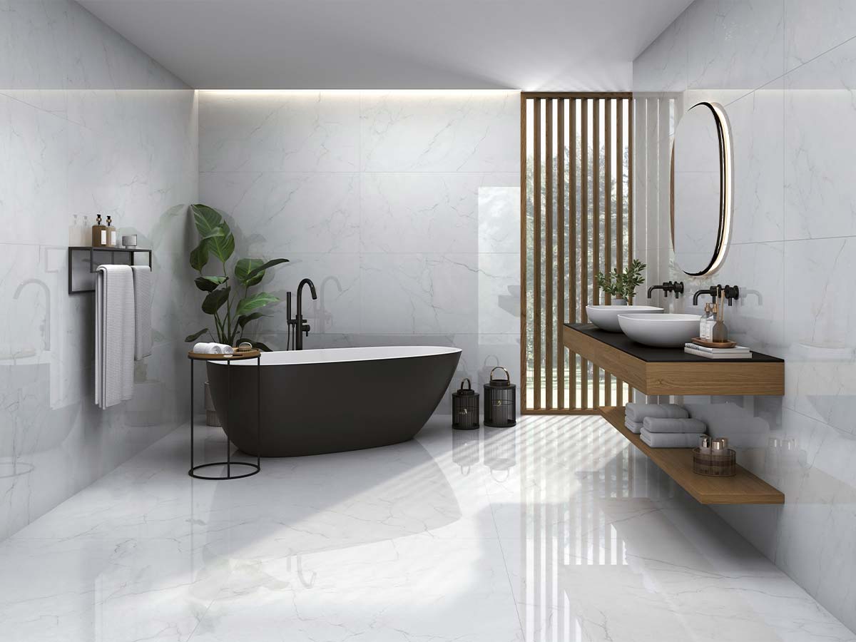 Baño elegante con paredes de porcelánico que imitan el mármol blanco
