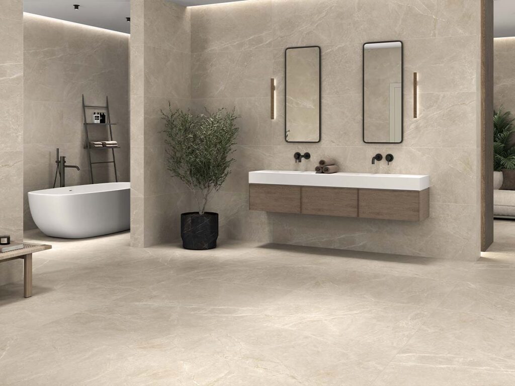 Baño con ducha a ras de suelo revestida con el porcelánico Syrah Ivory imitación mármol beige.