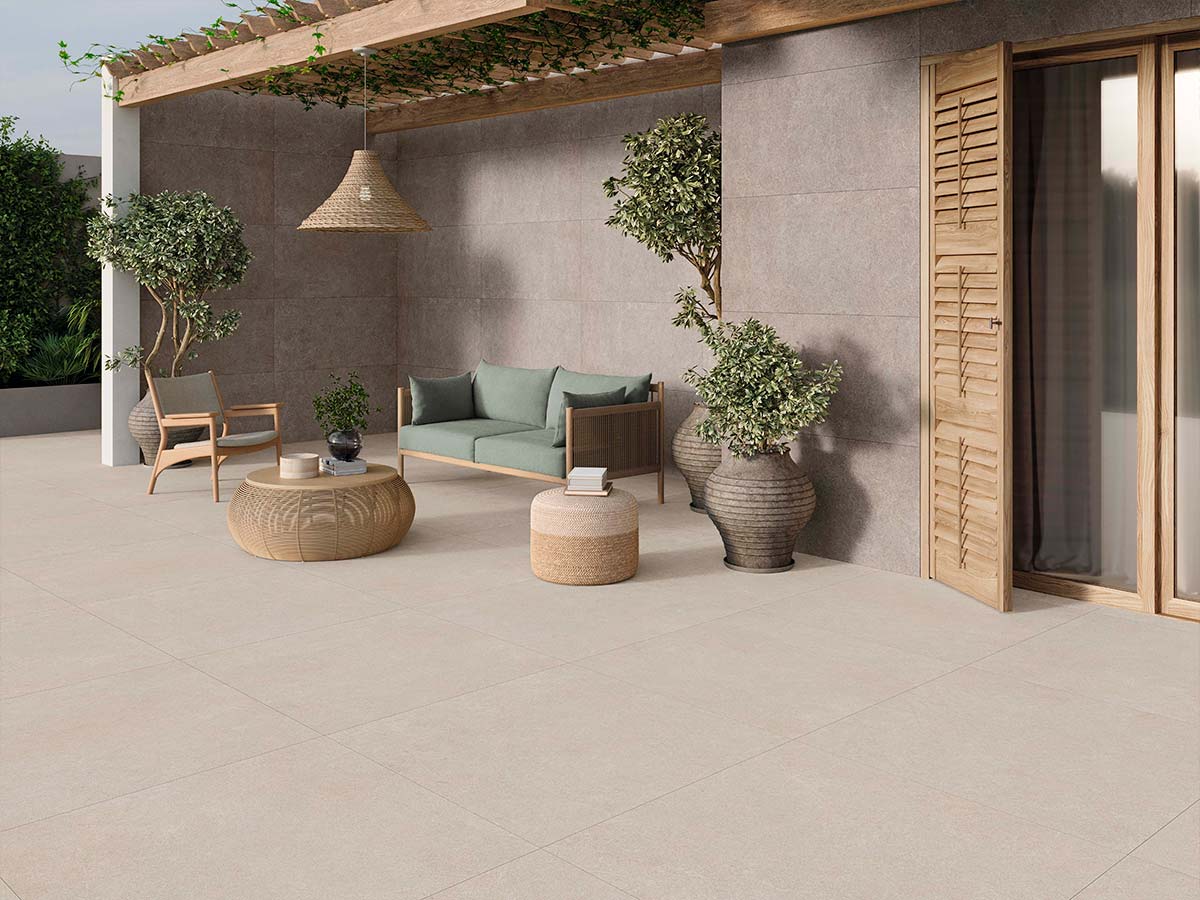 Ambiente de terraza exterior con suelo porcelánico Hardy de inspiración piedra en tono ivory
