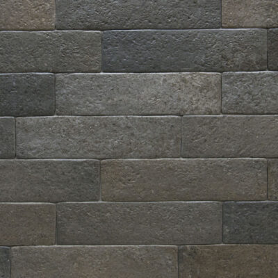 revestimiento de pared con azulejos rectangulares imitación piedra tono visón colocados en hileras