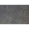 Primer plano de una baldosa de gres cerámico, modelo Feroe Tobacco, mostrando su color marrón intenso y su textura característica.