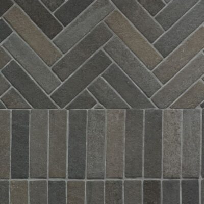 suelo porcelánico exterior antideslizante en tono visón con textura de piedra natural y acabado rústico