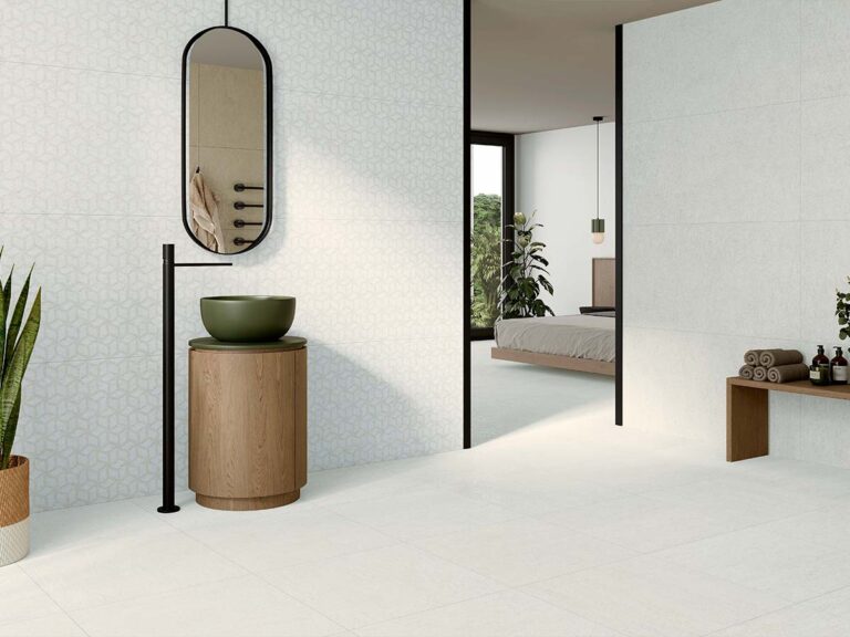 Suelo de interior revestido con porcelánico Dama Pearl, que muestra una fiel imitación de la piedra natural en un luminoso color perla.