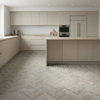Suelo de porcelánico mt tosca taupe en espiga en cocina moderna con muebles beige.