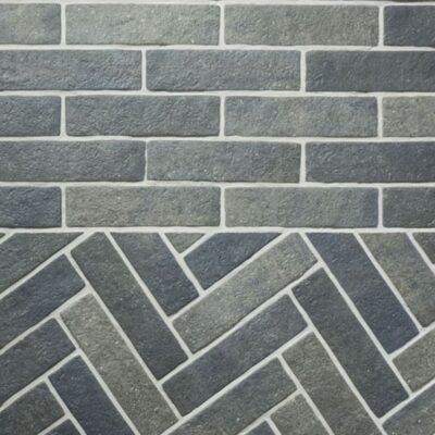 pared revestida con azulejos rectangulares en espiga y líneas horizontales de imitación piedra gris
