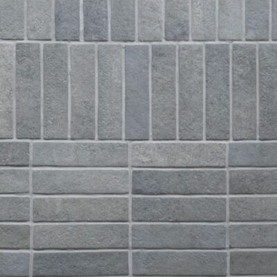 revestimiento de pared con azulejos rectangulares imitación piedra gris claro en disposición vertical y horizontal