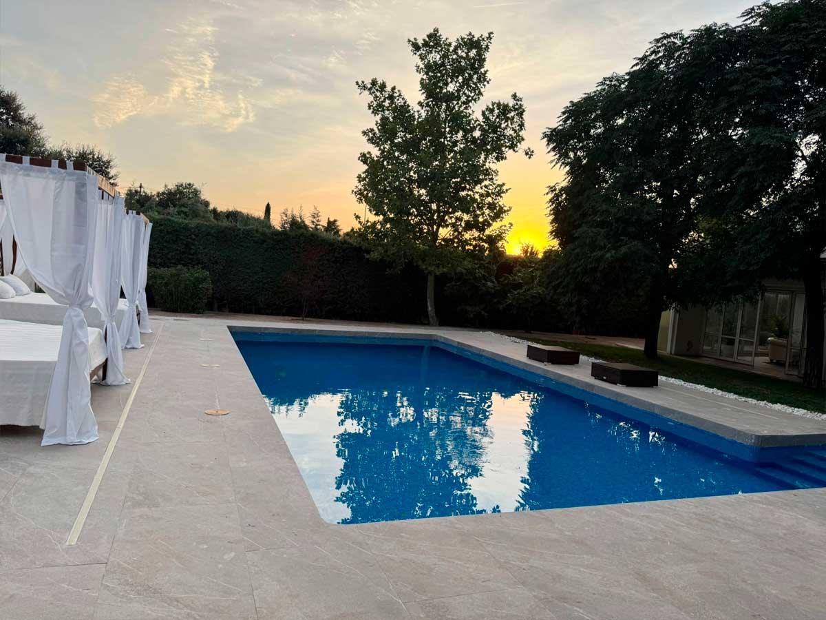 Piscina moderna con borde y playa de suelo cerámico antideslizante