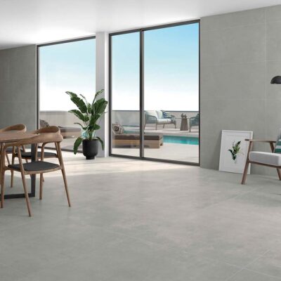 Ambiente con suelo cerámico modelo Indeed Grey instalado, mostrando la apariencia de imitación de cemento en una estancia interior.