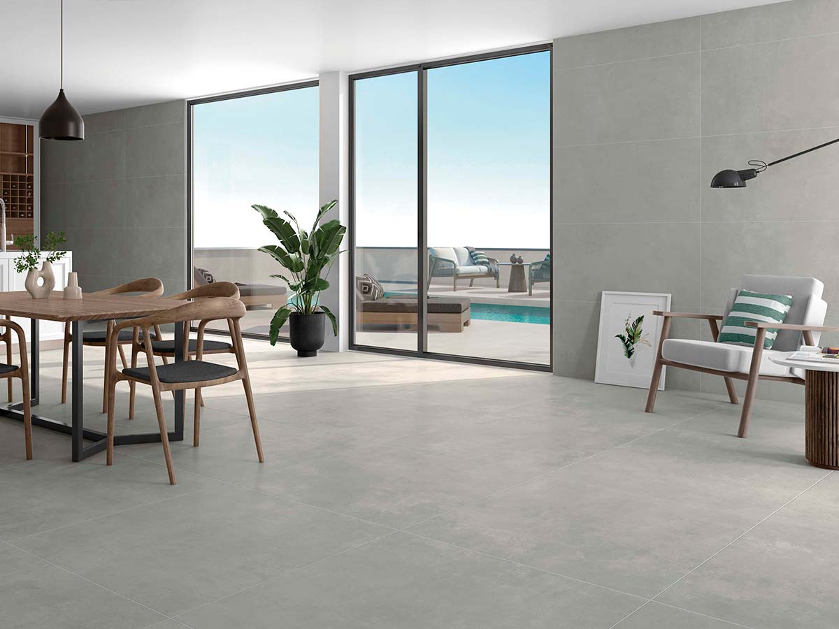 Ambiente de salón con suelo porcelánico Indeed de inspiración cemento en tono gris