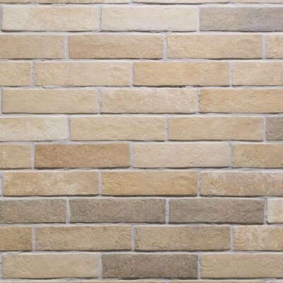 revestimiento de pared con azulejos rectangulares imitación piedra tono beige colocados en hileras