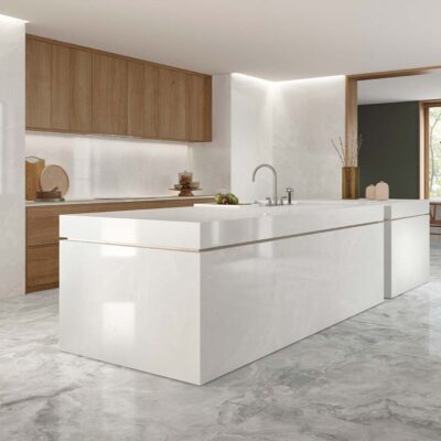 Detalle del borde rectificado del porcelánico Scarlet Soft White para una instalación con junta mínima.