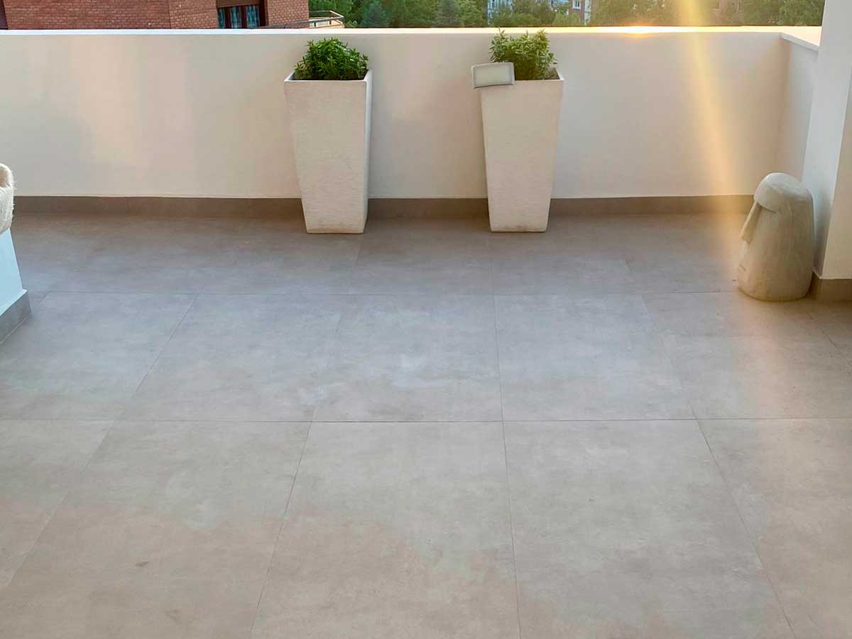 Suelo terraza exterior de color arena en un ambiente minimalista