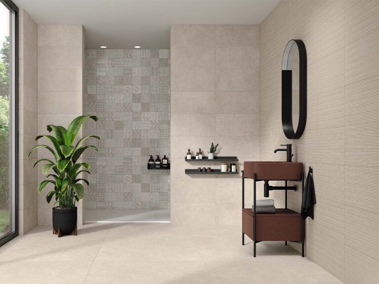Suelo de un baño elegante con baldosas antideslizantes modelo Pursue Greige, en un tono neutro que combina gris y beige.