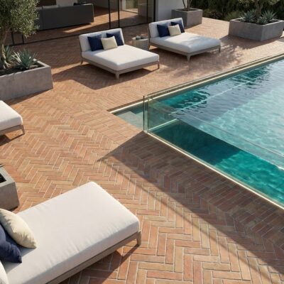 Suelo de cotto Benisa en espiga rodea una piscina. Es