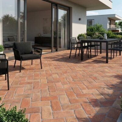 Patio exterior con suelo porcelánico imitación barro Benisa Cotto.