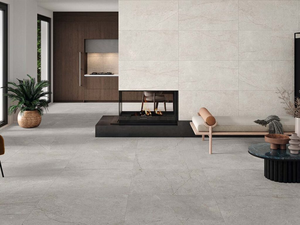 Suelo de una estancia moderna con baldosas de porcelánico gris, modelo Sumum Grey, creando una superficie continua y elegante.