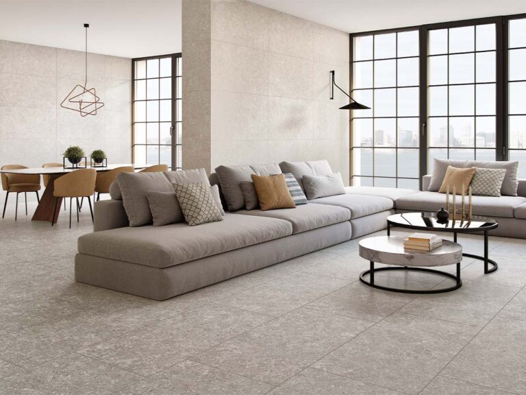 Suelo de interior pavimentado con porcelánico Verity Pearl, que muestra una fiel imitación de la piedra natural en un luminoso tono perla.