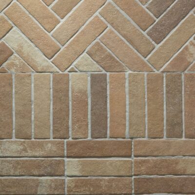 revestimiento de pared con azulejos rectangulares imitación piedra tono teja en espiga y líneas horizontales
