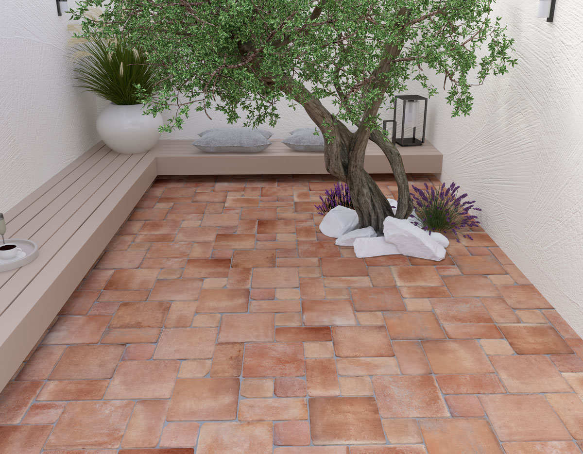 Suelo de patio exterior con baldosas porcelánicas de imitación barro cocido