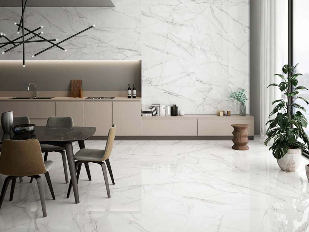Salón comedor moderno con suelo porcelánico Jolie Cold imitación mármol de Carrara.