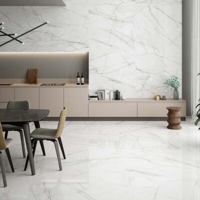 Salón comedor moderno con suelo porcelánico Jolie Cold imitación mármol de Carrara.